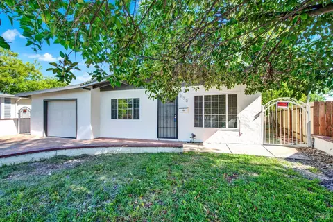 233 Circle Dr, Vacaville, CA 95688
