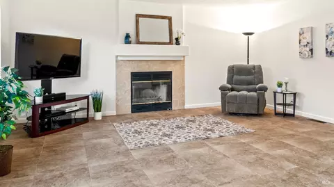 Living - 9216 Piccadilly Cir, Windsor, CA 95492 photo 2 of 2