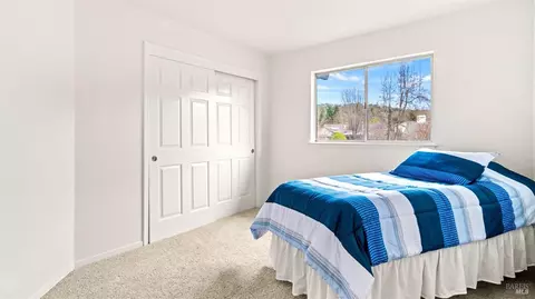 Bedroom - 9216 Piccadilly Cir, Windsor, CA 95492 photo 3 of 4