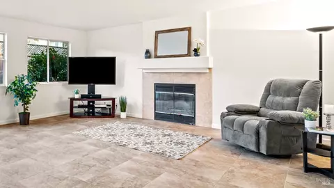 Living - 9216 Piccadilly Cir, Windsor, CA 95492 photo 1 of 2