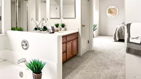 Bath - 9216 Piccadilly Cir, Windsor, CA 95492 photo 2 of 6