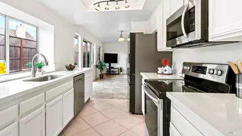Kitchen - 9216 Piccadilly Cir, Windsor, CA 95492 photo 2 of 3