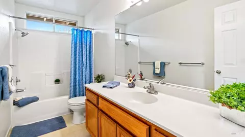 Bath - 9216 Piccadilly Cir, Windsor, CA 95492 photo 5 of 6