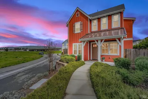 318 Caulfield Ln, Petaluma, CA 94952