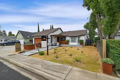 403 Temple Dr, Vacaville, CA 95687 photo 2