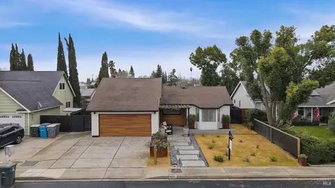 403 Temple Dr, Vacaville, CA 95687