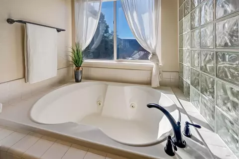 Bath - 1107 Jennifer Ln, Windsor, CA 95492 photo 5 of 6