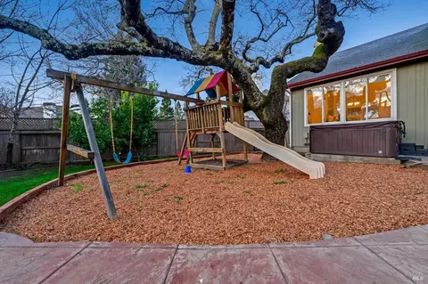 Exterior - 1107 Jennifer Ln, Windsor, CA 95492 photo 8 of 11
