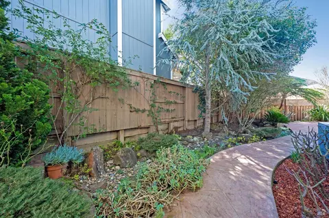 Exterior - 1107 Jennifer Ln, Windsor, CA 95492 photo 10 of 11