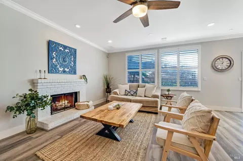 Living - 1107 Jennifer Ln, Windsor, CA 95492 photo 5 of 6