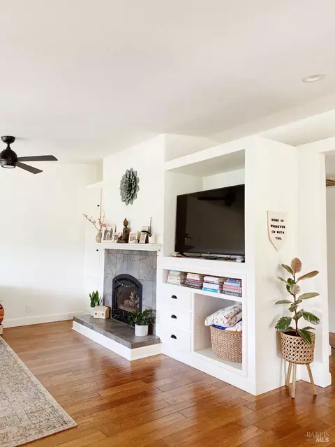 Living - 378 Vine St, Vacaville, CA 95688 photo 5 of 7