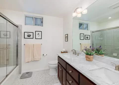 Bath - 8841 Lund Hill Ln, Cotati, CA 94931 photo 3 of 4