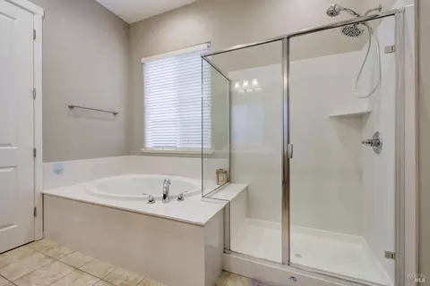 Bath - 430 Heritage Ln, Dixon, CA 95620 photo 4 of 5