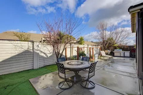 Exterior - 430 Heritage Ln, Dixon, CA 95620 photo 2 of 14