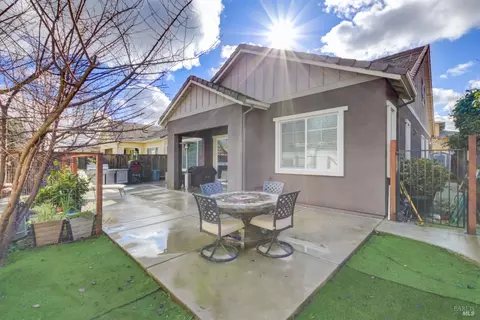 Exterior - 430 Heritage Ln, Dixon, CA 95620 photo 3 of 14