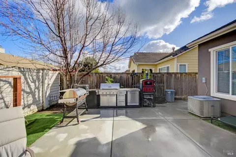 Exterior - 430 Heritage Ln, Dixon, CA 95620 photo 4 of 14
