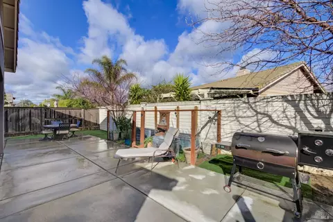 Exterior - 430 Heritage Ln, Dixon, CA 95620 photo 5 of 14