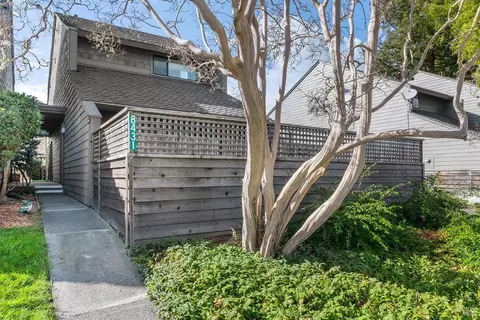 8431 Valley View Ct, Sebastopol, CA 95472