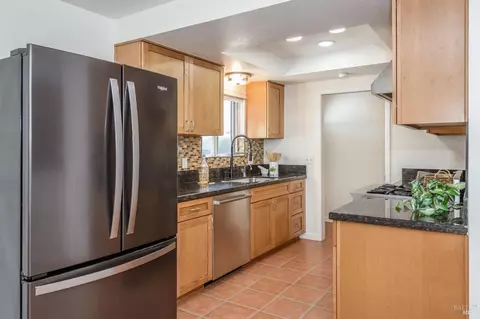 Kitchen - 2013 Harrison St, Petaluma, CA 94954 photo 3 of 5