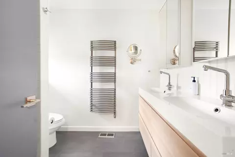 Bath - 18287 Robin Ave, Sonoma, CA 95476 photo 1 of 3