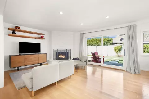 Living - 18287 Robin Ave, Sonoma, CA 95476 photo 7 of 8
