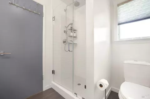 Bath - 18287 Robin Ave, Sonoma, CA 95476 photo 2 of 3