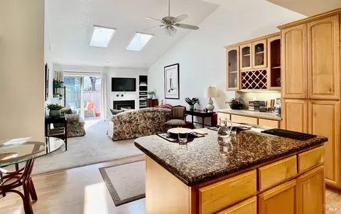 842 Falcon Way, Healdsburg, CA 95448