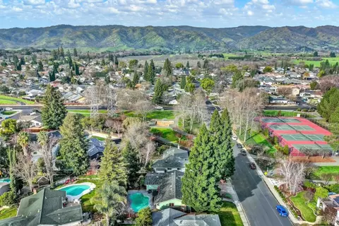 View/Area - 482 Crestview Dr, Vacaville, CA 95688 photo 4 of 8