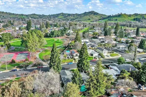 View/Area - 482 Crestview Dr, Vacaville, CA 95688 photo 6 of 8