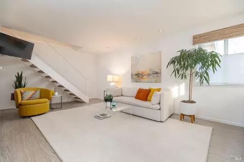 70 Los Padres Cir, Novato, CA 94947