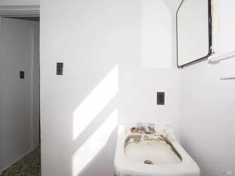Bath - 253 Merrill St, Geyserville, CA 95441 photo 2 of 3