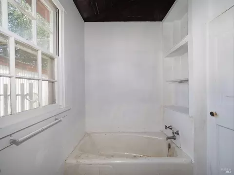 Bath - 253 Merrill St, Geyserville, CA 95441 photo 3 of 3