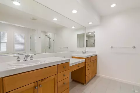 Bath - 4176 Summer Gate Ave, Vallejo, CA 94591 photo 2 of 5