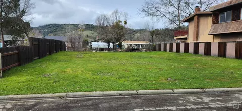 577 Spinnaker Ct, Clearlake Oaks, CA 95423