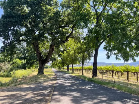 1086 Vineyard Ln, Napa, CA 94558