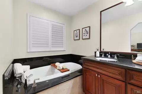 Bath - 221 Maili Ct, Windsor, CA 95492 photo 3 of 4