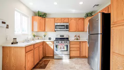 Kitchen - 549 Pear Tree Ln, Fairfield, CA 94533 photo 3 of 4