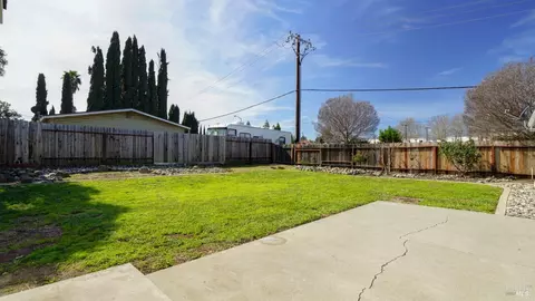 Exterior - 549 Pear Tree Ln, Fairfield, CA 94533 photo 6 of 12