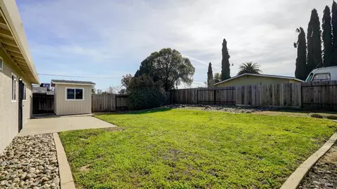 Exterior - 549 Pear Tree Ln, Fairfield, CA 94533 photo 7 of 12