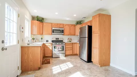 Kitchen - 549 Pear Tree Ln, Fairfield, CA 94533 photo 2 of 4