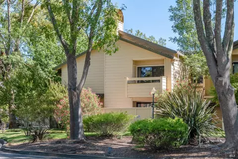108 Woodlake Dr, Santa Rosa, CA 95405