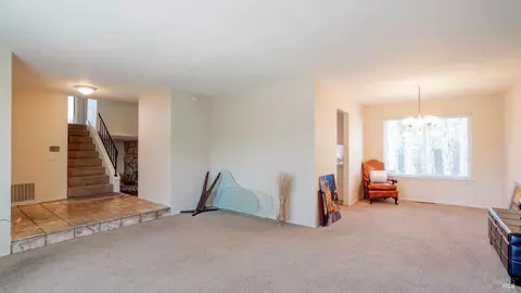 Living - 470 Blakemore Ct, Fairfield, CA 94533 photo 2 of 7