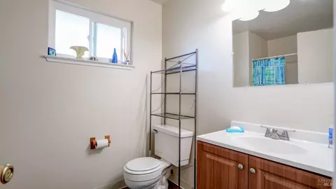 Bath - 470 Blakemore Ct, Fairfield, CA 94533 photo 4 of 5