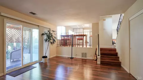 Living - 470 Blakemore Ct, Fairfield, CA 94533 photo 6 of 7