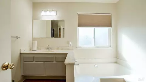 Bath - 470 Blakemore Ct, Fairfield, CA 94533 photo 2 of 5