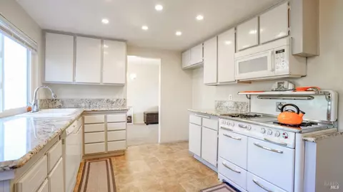 Kitchen - 470 Blakemore Ct, Fairfield, CA 94533 photo 1 of 3
