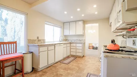 Kitchen - 470 Blakemore Ct, Fairfield, CA 94533 photo 2 of 3