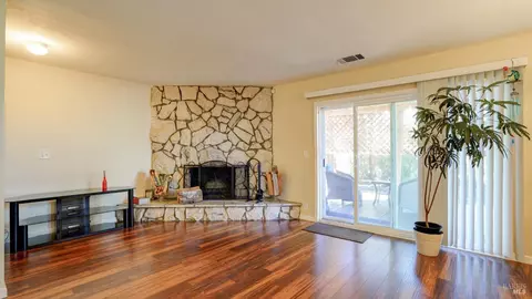 Living - 470 Blakemore Ct, Fairfield, CA 94533 photo 4 of 7