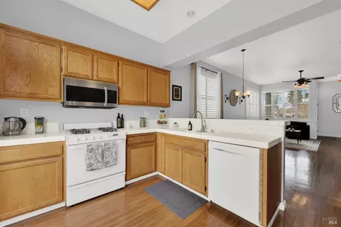 Kitchen - 573 Edenderry Dr, Vacaville, CA 95688 photo 6 of 13