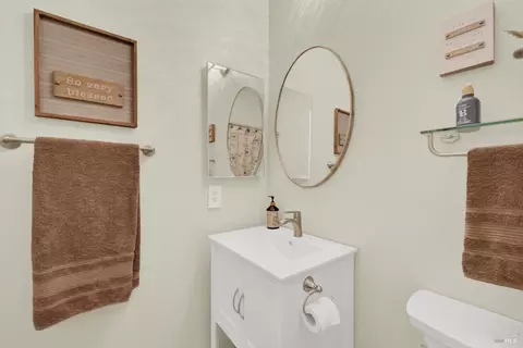Bath - 573 Edenderry Dr, Vacaville, CA 95688 photo 7 of 8